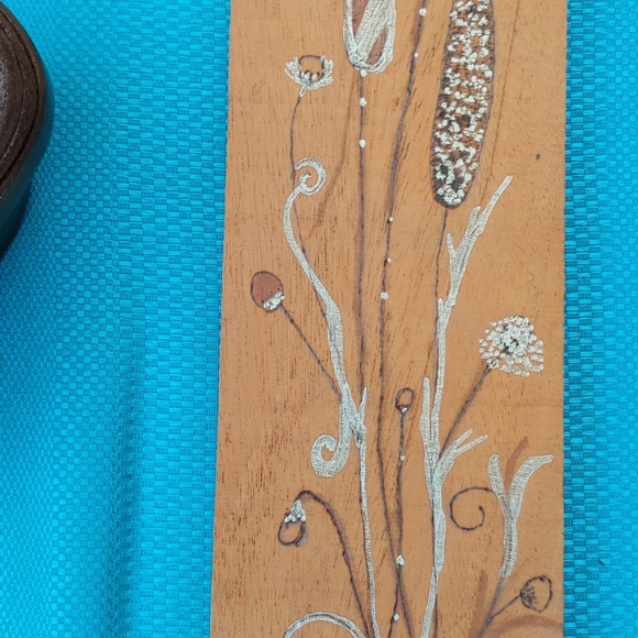 Carved Wood Hand Painted Floral Cat Tail Plaque - Picture 5 of 5